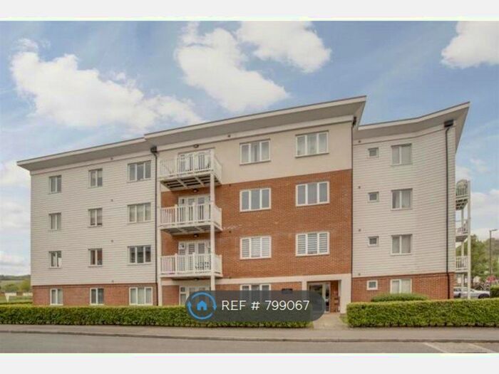 2 Bedroom Flat To Rent In Chequers Avenue, High Wycombe, HP11