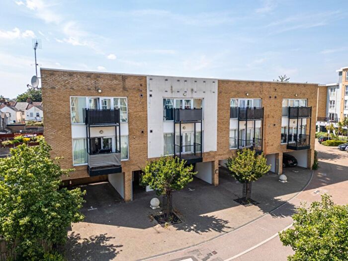 1 Bedroom Apartment For Sale In Amazon Court, Admirals Way, Gravesend, Kent, DA12