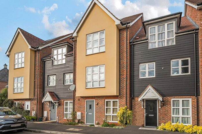 3 Bedroom Town House To Rent In Poole Close, Aylesbury, HP21