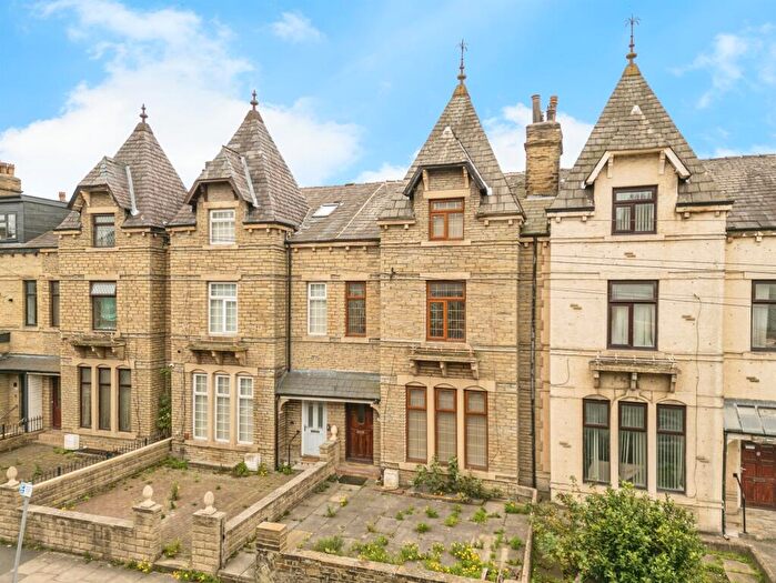 6 Bedroom Terraced House For Sale In Whites View, Bradford, BD8