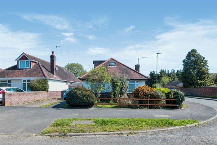 2 Bedroom Detached Bungalow For Sale In Hammonds Way, Totton, Southampton, SO40