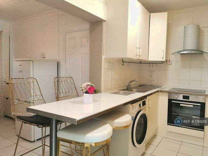 2 Bedroom Flat To Rent In Catherwood Court, London, N1