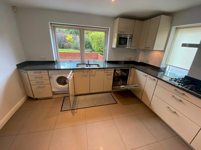 3 Bedroom Flat To Rent In Hendon Lane, Finchley, N3