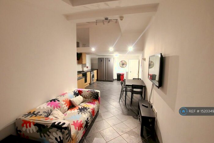 6 Bedroom Terraced House To Rent In Grange Avenue, Reading, RG6