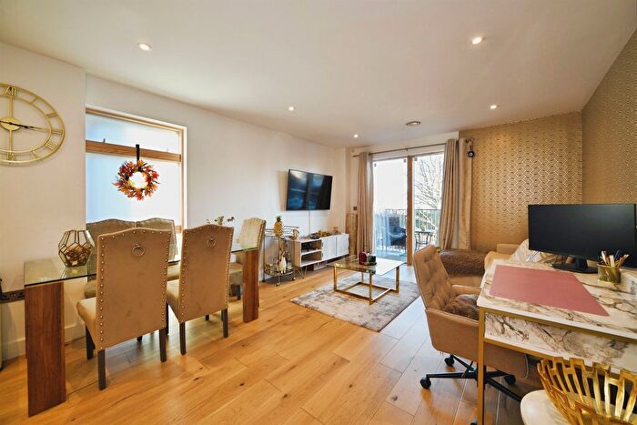 1 Bedroom Flat For Sale In Riverwell Close, Watford, WD18