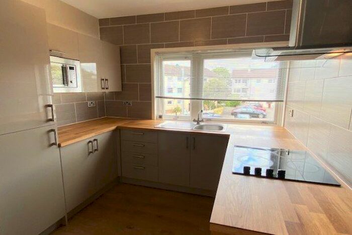 3 Bedroom Flat To Rent In Hume Place, Glasgow, G75