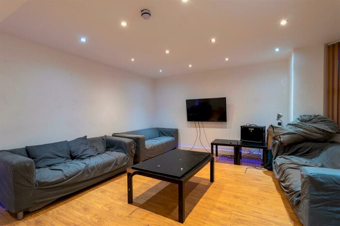 8 Bedroom House To Rent In Queens Road, Hyde Park, Leeds, LS6