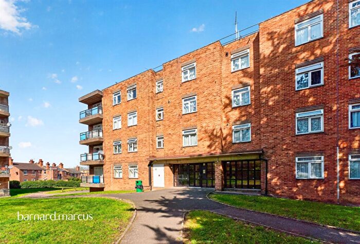2 Bedroom Flat For Sale In Waterfall Road, London, N11