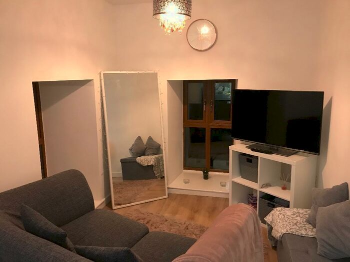 1 Bedroom Flat To Rent In Hall Road, Leeds, West Yorkshire, LS12