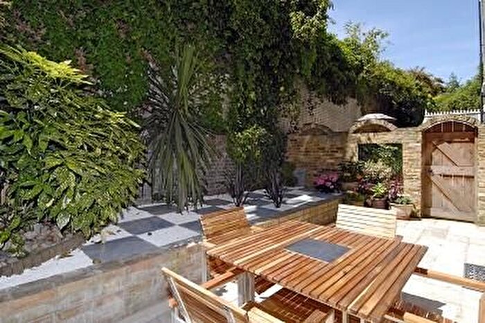 1 Bedroom Flat To Rent In Kensington Court, London, W8