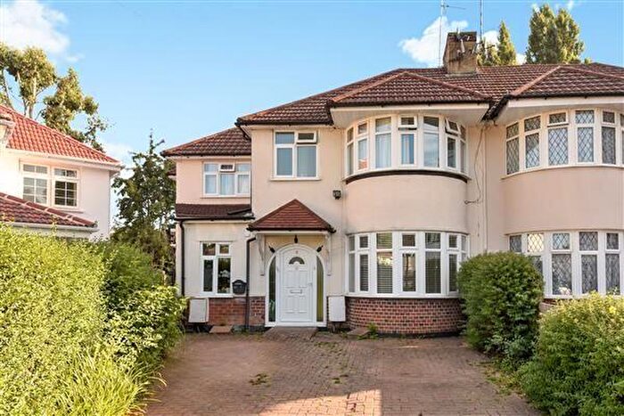 2 Bedroom Flat To Rent In South Close, Pinner, HA5