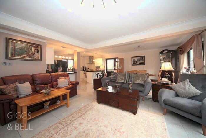 5 Bedroom Detached House For Sale In Hart Hill Lane, Luton, Bedfordshire, LU2