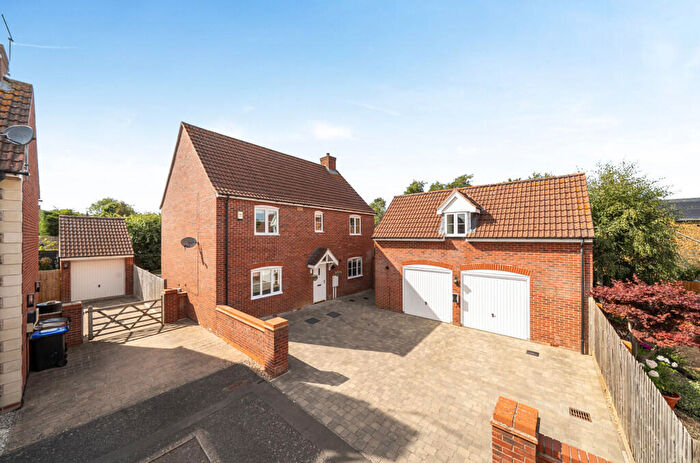 4 Bedroom Detached House For Sale In Glebe Farm Close, Collingtree, Northampton, Northamptonshire, NN4