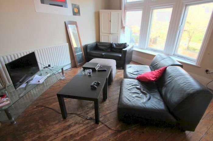 3 Bedroom Flat To Rent In The Crescent, Hyde Park, Leeds, LS6
