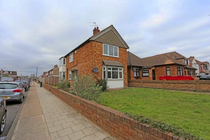 2 Bedroom Ground Flat To Rent In Cherry Tree Lane, Rainham, Essex, RM13