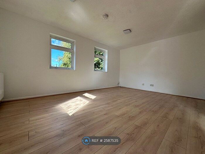 2 Bedroom Flat To Rent In Waldegrave Park, Hertfordshire, AL5