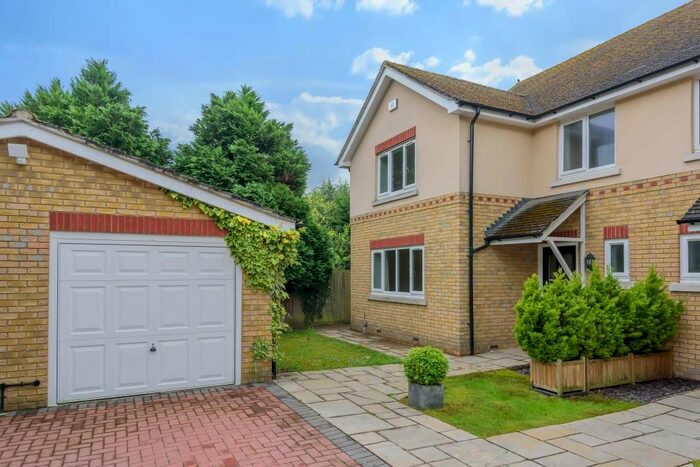 4 Bedroom Semi-Detached House To Rent In Parkside Road, Reading, RG30