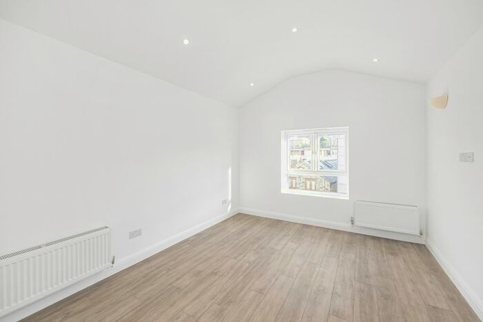 2 Bedroom Flat To Rent In Woodland Grove, London, SE10