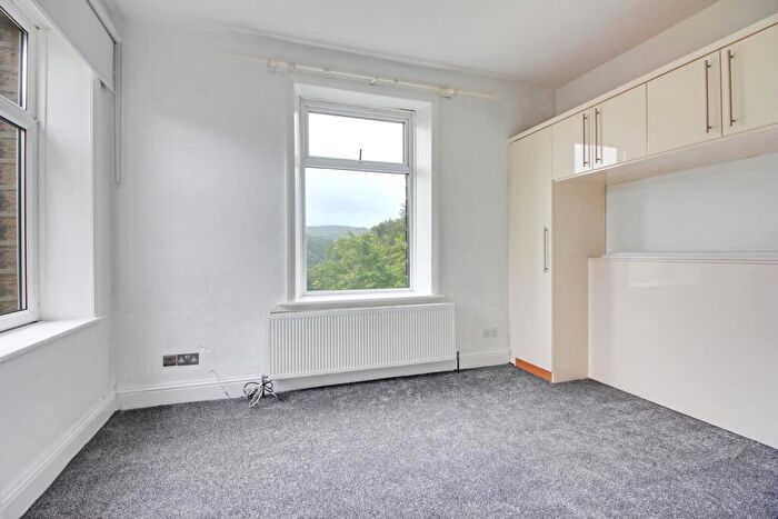 1 Bedroom Cottage For Sale In Stones Bank, Ripponden, HX6