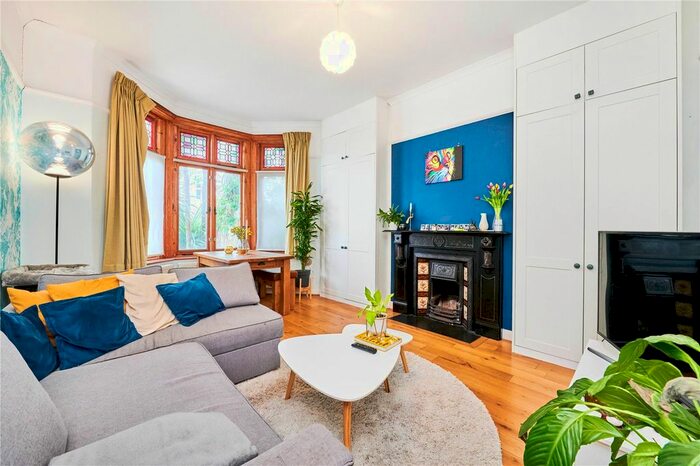 2 Bedroom Flat To Rent In Salford Road, London, SW2