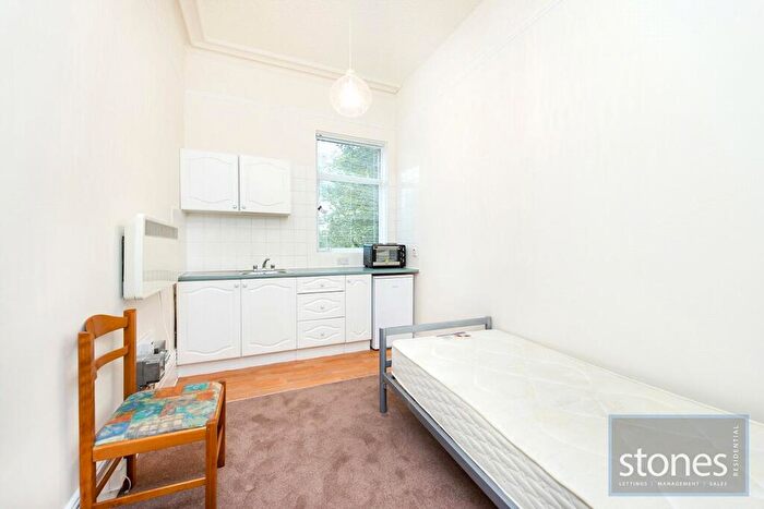 Apartment To Rent In Strathray Gardens, London, NW3