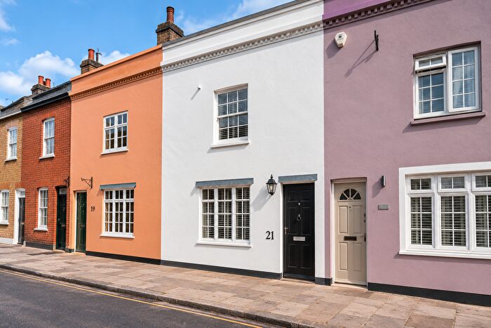 2 Bedroom Property For Sale In Bell Road, East Molesey, Surrey, KT8