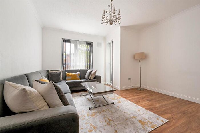 2 Bedroom Flat For Sale In Cranston Estate, Shoreditch, N1