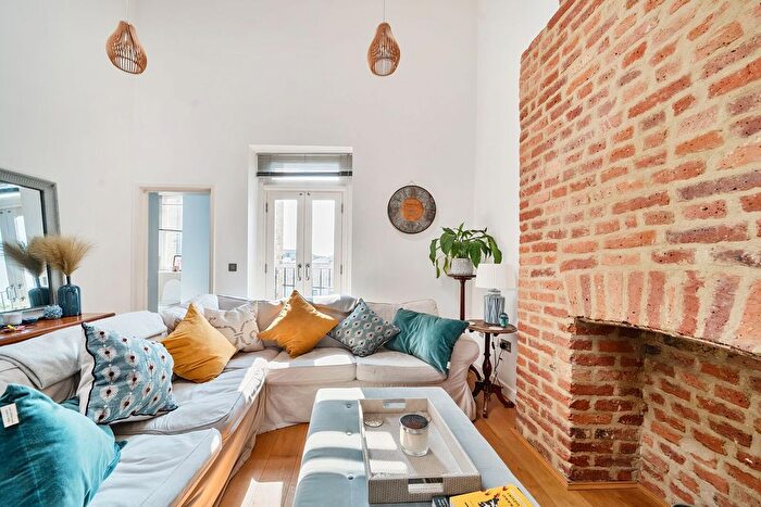 1 Bedroom Flat To Rent In Fyfield Road, Brixton, London, SW9