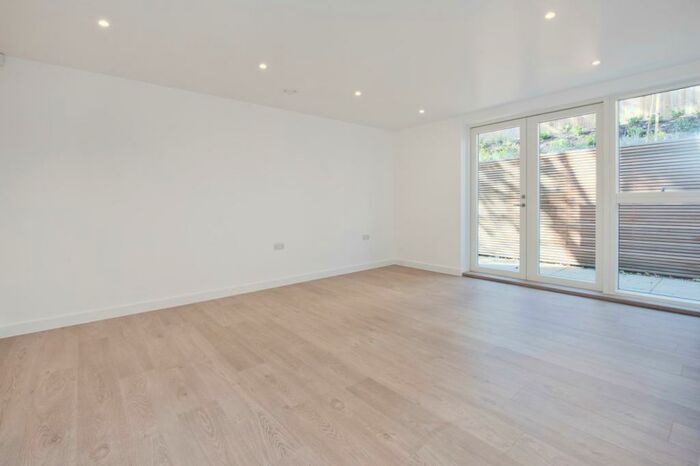 1 Bedroom Apartment To Rent In Woodside Walk, Forest Hill, London, SE23