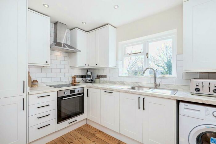 2 Bedroom Flat To Rent In Thurlow Park Road, London, SE21
