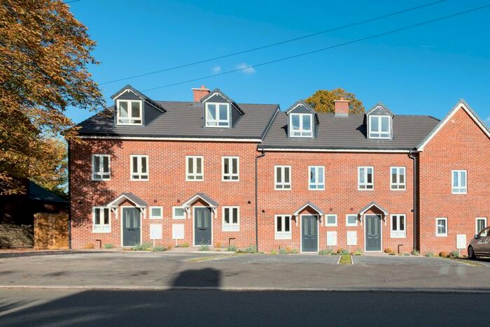 3 Bedroom Town House To Rent In Highfield Road, Newbold, S41