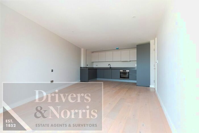 2 Bedroom Flat To Rent In Tottenham Lane, Crouch End, London, N8