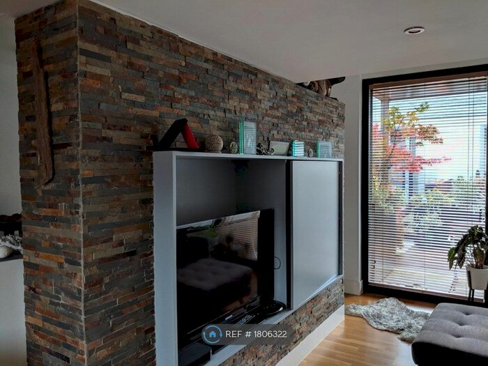 2 Bedroom Terraced House To Rent In Reservoir Street, Salford, M6