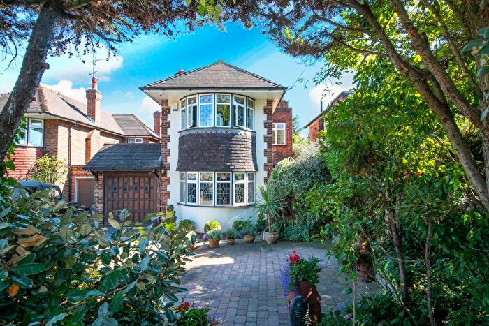 3 Bedroom Detached House For Sale In Forest Edge, Buckhurst Hill, IG9