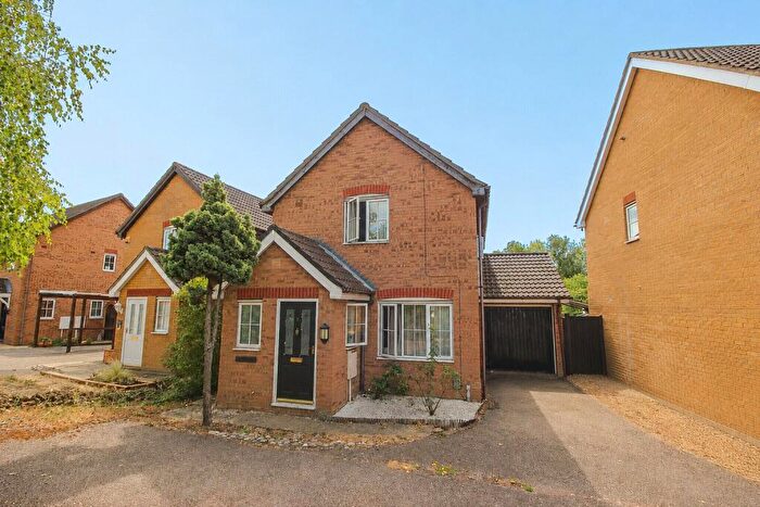3 Bedroom Detached House For Sale In Thor Drive, Bedford, Bedfordshire, MK41