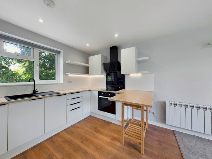 1 Bedroom Flat To Rent In Blackbridge Court, Blackbridge Lane, Horsham, RH12