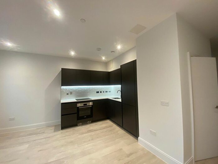 1 Bedroom Flat To Rent In Memorial Avenue, Slough, SL1