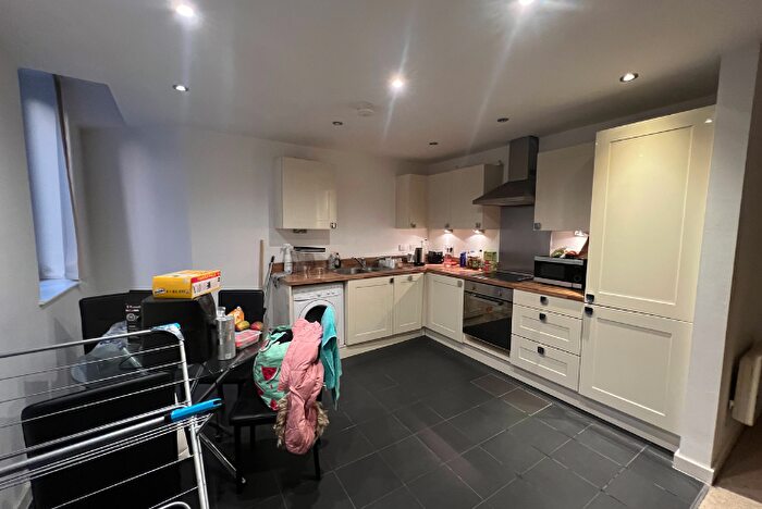 2 Bedroom Apartment For Sale In Thornton Road, Bradford, West Yorkshire, BD1