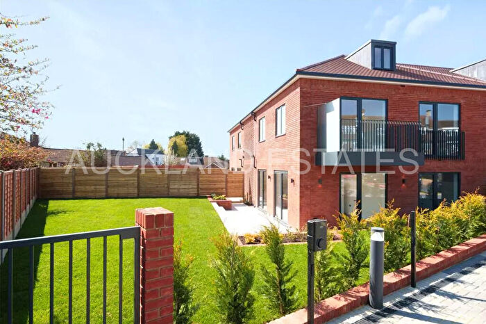 2 Bedroom Apartment To Rent In Westland Drive, Brookmans Park, AL9