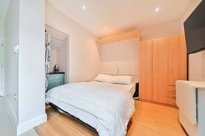 Studio To Rent In Heath Rise, Bromley, BR2