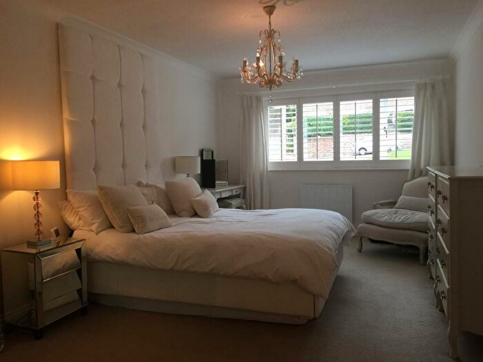 2 Bedroom Flat To Rent In Farington Acres, Vale Road, Weybridge, Surrey, KT13