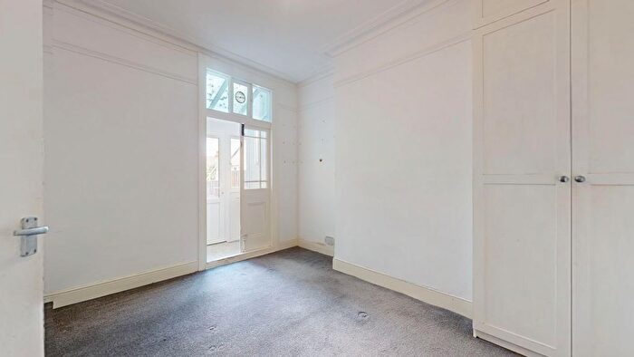 3 Bedroom Block Of Flats For Sale In Isla Road, London, SE18