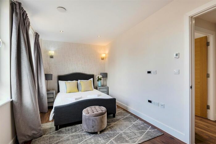 2 Bedroom Flat To Rent In Back Church Lane, Twyne House Apartments, London, E1