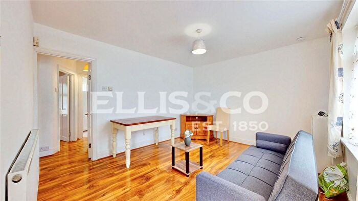 2 Bedroom Bungalow To Rent In Bengarth Road, Northolt, UB5