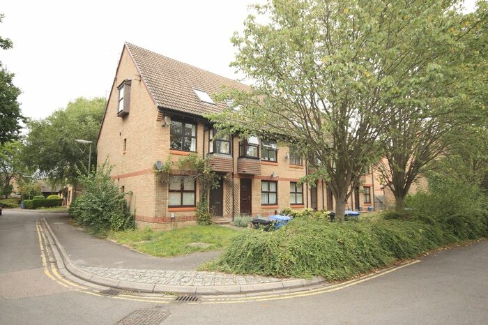 2 Bedroom Maisonette To Rent In Hedgerley Court, Horsell, Woking, GU21
