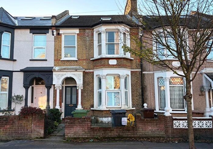 2 Bedroom Flat For Sale In A Shrubland Road, Walthamstow, London, E17