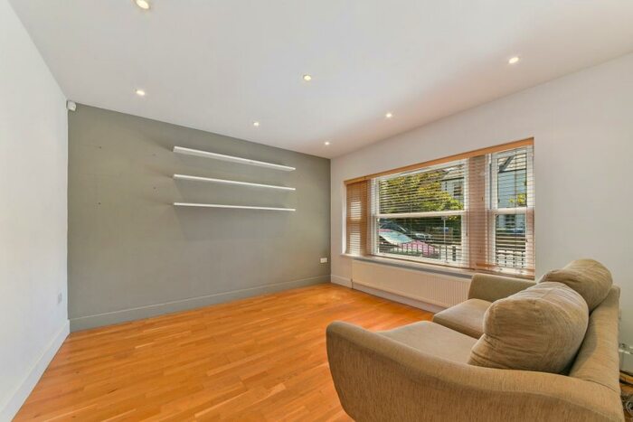 2 Bedroom End Of Terrace House To Rent In Underhill Road London, SE22