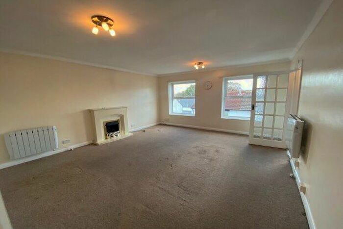 2 Bedroom Flat To Rent In Bargates, Christchurch, BH23
