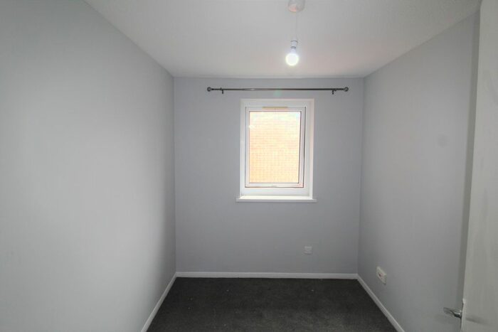 2 Bedroom Flat To Rent In Evergreen Way, Hayes, UB3