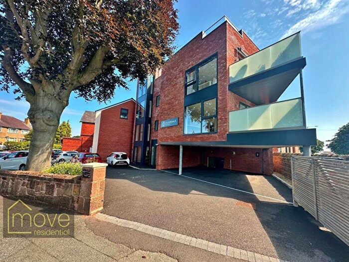 2 Bedroom Flat For Sale In Mount Avenue, Heswall, Wirral, CH60